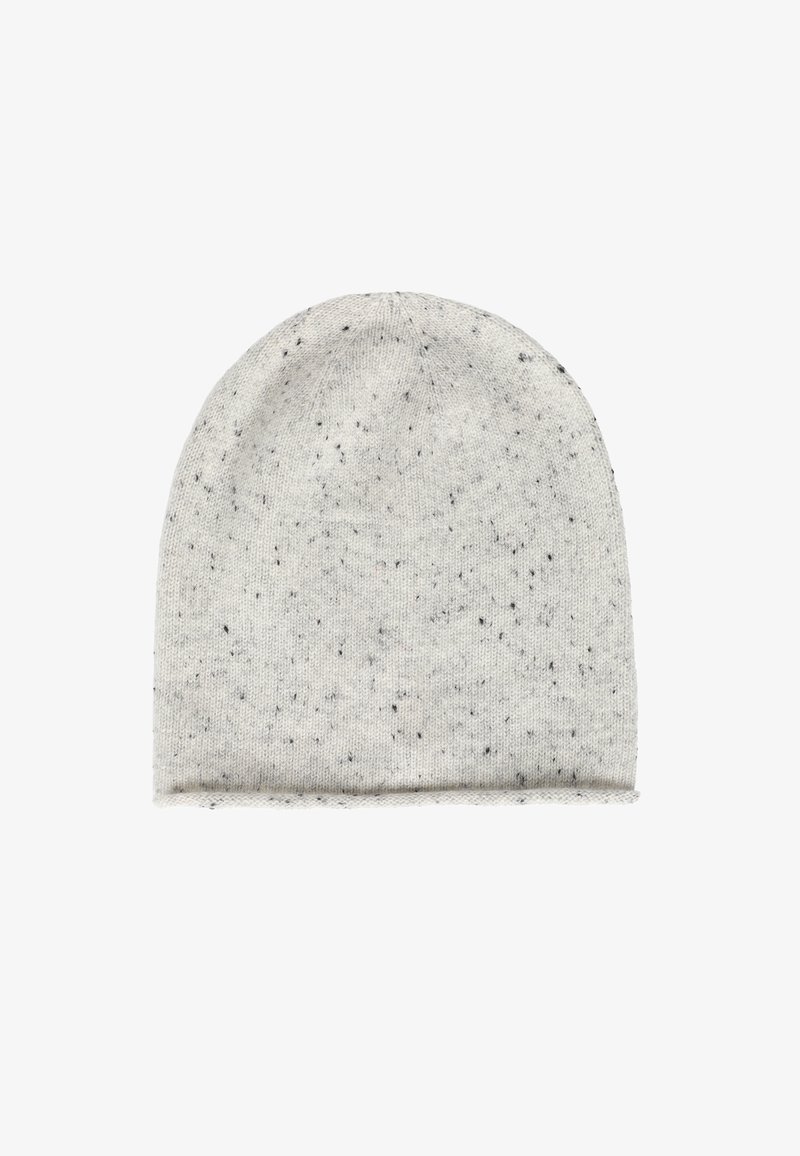 Grijze gebreide beanie met zwarte spikkels, afgeronde bovenkant en opgerolde zoom. Zachte textuur en gemiddelde dikte, geschikt voor koud weer.