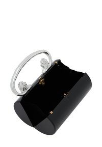 Sort clutch-taske med en rund design, der har et sølvhåndtag med løvehovedsdetaljer og et guldlås. Indvendig er den foret med sort stof.