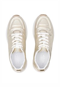 Metallisch goldene Sneakers mit strukturiertem Obermaterial, weißen Schnürsenkeln und gepolstertem Zungenbereich. Abgerundete Zehenform und dicke weiße Sohle mit hellbraunen Akzenten.