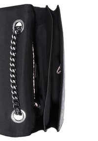Czarna torba o teksturowanej powierzchni, wyposażona w srebrny pierścień i łańcuszkowy pasek. Wnętrze ma trzy przegródki wyłożone czarną tkaniną.