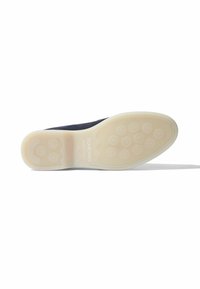 Mornarska slip-on cipela s glatkom gornjom površinom i svijetlom, teksturiranom gumom potplatom s kružnim uzorcima za bolju prionjivost.