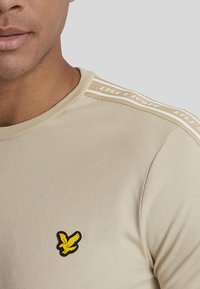 Lyle & Scott TAPE - T-shirt basic - w viaduct