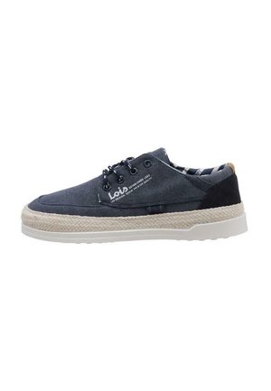 Zapatillas de lona azul marino con suela de cuerda natural, suela de goma blanca y acento en el talón de ante negro en contraste. Diseño de cordones con detalle del logo.