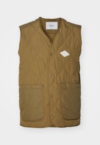 Vesta matlasată de culoare verde măslin, cu un patch logo în formă de diamant, guler rotund, nasturi cu capsă în față și două buzunare mari în față.