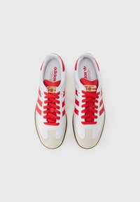 adidas Originals SAMBA LICENSED UNISEX - Chaussures de football en salle - white/vivid red/gum