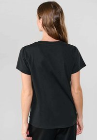 Sort bomulds T-shirt med korte ærmer, rund halsudskæring og lige snit. Glat tekstur, enkelt design og ingen synlige logoer eller mønstre.