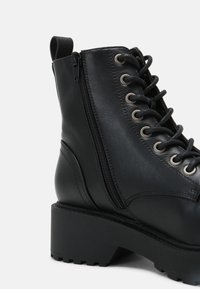 Bullboxer Botines con plataforma - black