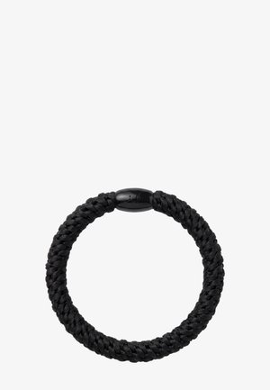 Élastique pour cheveux noir tressé avec un fermoir cylindrique lisse sur un fond blanc uni.