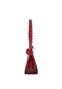 Rote Kunststoff-Parfümflasche mit dreieckigem Boden, strukturiertem Körper und einem Perlengriff. Verfügt über einen runden Logo-Anhänger.
