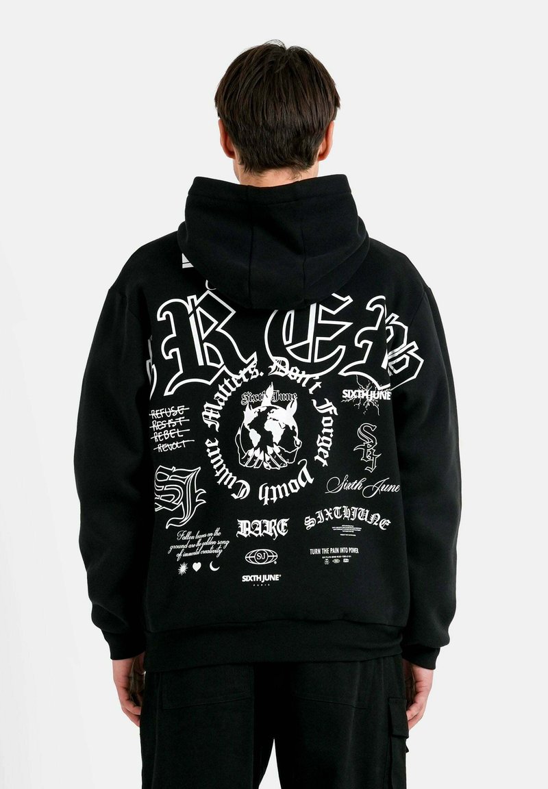 Czarny hoodie z różnymi białymi nadrukami graficznymi i tekstem. Materiał wydaje się miękki, z luźnym krojem i kapturem ze sznurkiem.