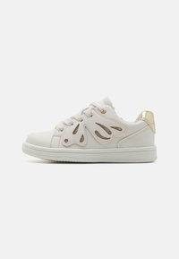 Witte leren sneakers met decoratieve uitsparingen, gouden accenten op de hak en witte veters. Ronde neus en een gestructureerde rubberen zool.