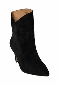 Mustast seemisest pahkluu saabaste terava varba ja pahkluu piirkonnas toonitud lõikedisainiga. Omadusteks on kitsas konts ja sile sisemus.