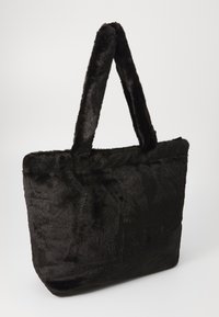 Sac fourre-tout en fausse fourrure noire avec deux poignées texturées, de forme rectangulaire et surface douce. Ne présente aucun matériel ou motif visible.
