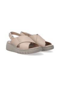 Beige leren sleehak sandalen met kruisband ontwerp, open teen en textuurzool. Voorzien van een gevoerde plateauschoen voor comfort.