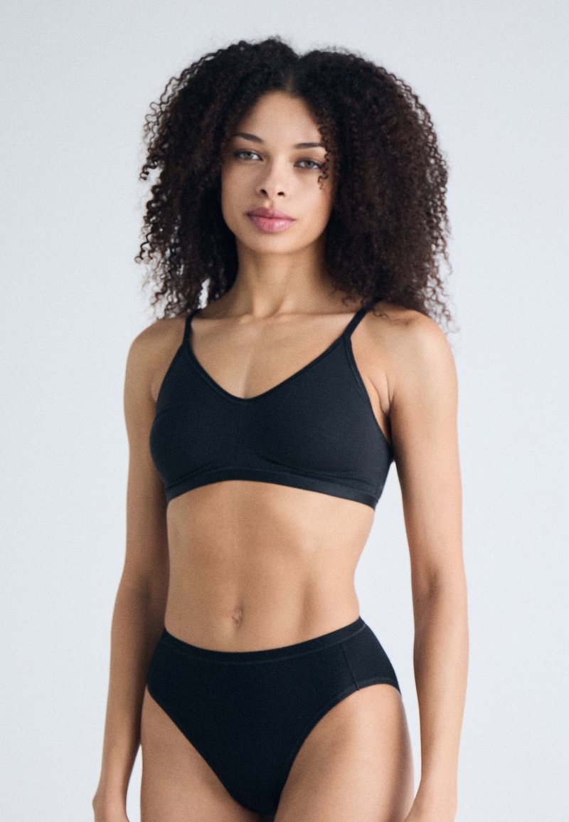 Ensemble de bikini noir comprenant un top bralette triangulaire avec de fines bretelles et un bas taille haute, fabriqué dans un tissu lisse et extensible.