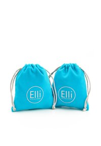 Dva tirkizna ceradna ruksaka od mekog platna, s bijelim kružnim logotipima sa tekstom "Elli by Julie & Grace".