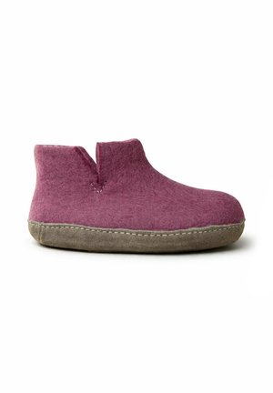 Zachte vilten pantoffel enkellaag in stoffig roze met een dikke beige suède zool en een kleine V-vormige inkeping bij de enkel.