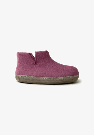 Zachte vilten pantoffel enkellaag in stoffig roze met een dikke beige suède zool en een kleine V-vormige inkeping bij de enkel.