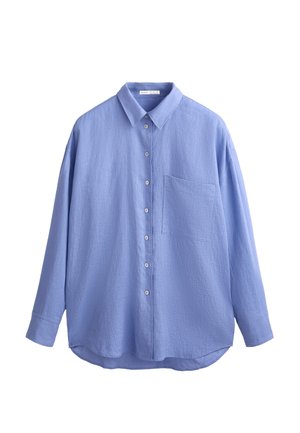 Chemise en boutonnage à manches longues bleu clair, tissu texturé, design avec col, poche avant, ourlet arrondi et boutons blancs.