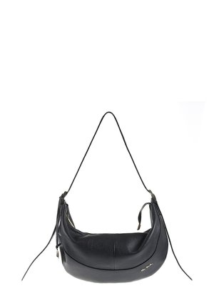 Borsa a spalla in pelle nera con design curvo, superficie testurizzata, doppio scomparto con zip e una singola tracolla regolabile. Accento del logo dorato.