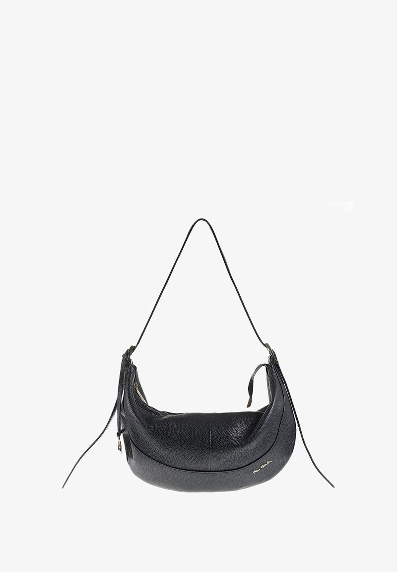 Borsa a spalla in pelle nera con design curvo, superficie testurizzata, doppio scomparto con zip e una singola tracolla regolabile. Accento del logo dorato.