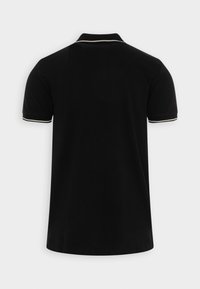 Sort polo-shirt med et klassisk design, der har korte ærmer, ribbede kraver og hvide trimdetaljer. Fremstillet af åndbart stof.
