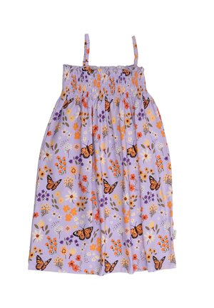 Lila Kleid mit gerafftem Oberteil, Spaghettiträgern und floralen Mustern, die orangefarbene Schmetterlinge, lila Blumen und grüne Akzente zeigen.