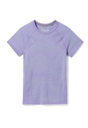 Helles lila Kurzarmshirt aus weichem Stoff mit einem subtilen Blattmuster, Raglanärmeln und einem runden Ausschnitt.
