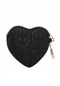 Cartera negra en forma de corazón hecha de cuero acolchado. Cuenta con una cremallera dorada y un aro metálico para llavero. Textura suave con un patrón en relieve.