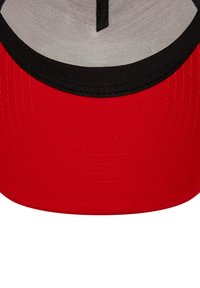 Sarkans beisbola cepure ar kontrastējošu melnu malu. Izveidota no struktūrēta auduma, ar sietveida iekšējo odere un izšūšanas detaļām.