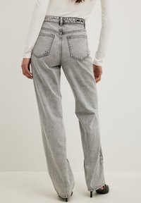 NA-KD GESCHNITTENE MIT HOHER TAILLE - Ravne kavbojke - grey