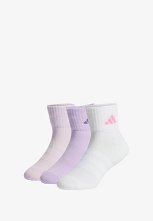 Tres pares de calcetines de tripulación: uno blanco con detalles en rosa, uno de color lavanda claro y uno de lavanda medio, con textura acanalada y detalle de logo.