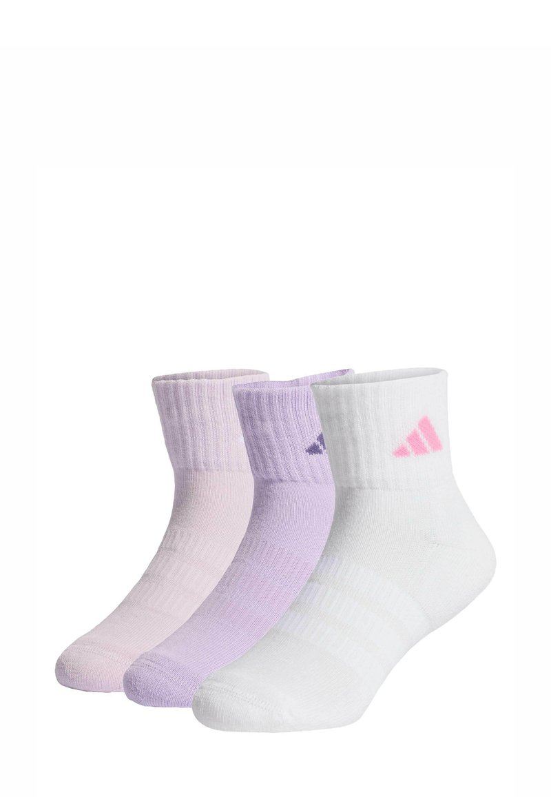 Tres pares de calcetines de tripulación: uno blanco con detalles en rosa, uno de color lavanda claro y uno de lavanda medio, con textura acanalada y detalle de logo.