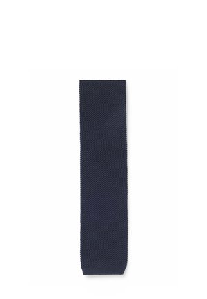 Corbata azul marino tejida con un patrón texturizado, mostrada plana sobre un fondo blanco.