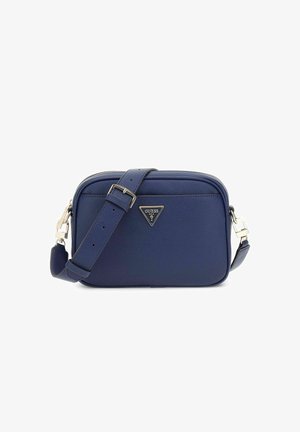 Sac à bandoulière en cuir bleu marine avec une finition texturée, quincaillerie en ton argenté, sangle ajustable et emblème logo triangulaire à l'avant.