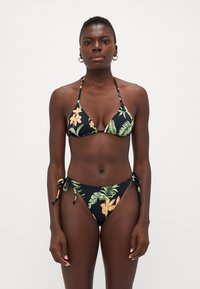 Svart blommig bikini med trekantstopp och knytbara sidobitar. Designen inkluderar livfulla orangea blommor och gröna blad på en mörk bakgrund.