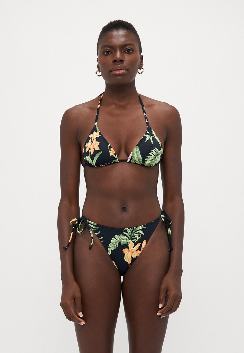 Svart blommig bikini med trekantstopp och knytbara sidobitar. Designen inkluderar livfulla orangea blommor och gröna blad på en mörk bakgrund.
