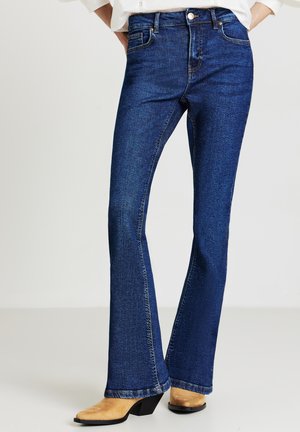 Dunkelblaue Schlagjeans mit hoher Taille, aus Denim gefertigt, mit einem klassischen Fünf-Taschen-Design und subtilen Verwaschungen für Textur.