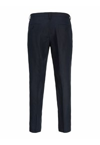 Σκούρο μπλε παντελόνι ανδρικό, ραμμένο, εμφανιζόμενο από πίσω, με θηλιές για ζώνη, δύο πίσω τσέπες, εκ των οποίων η μία κλείνει με κουμπί.