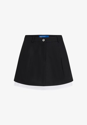 Jupe noire trapèze avec un ourlet superposé blanc, un bouton avant, des passants de ceinture et un logo de marque subtil sur le côté inférieur.