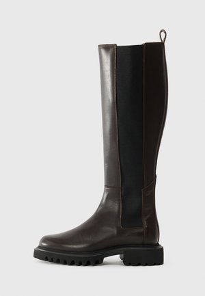 Stivali alti in pelle marrone con pannelli laterali elastici, suola in gomma resistente e linguetta sul retro; design elegante con trame a contrasto.