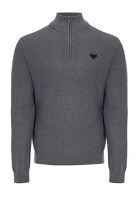 Suéter gris de media cremallera con un patrón de punto texturizado, puños y dobladillo acanalados. Presenta un pequeño emblema rojo en el pecho. Corte y diseño clásico.