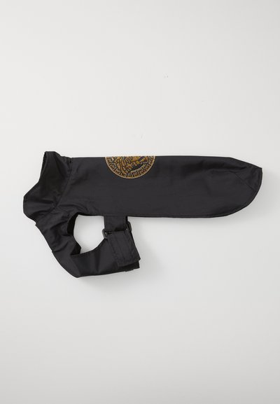 Svart hundregnrock i slät, vattentålig material. Har en rund design med gyllene detaljer och en justerbar selefäste.