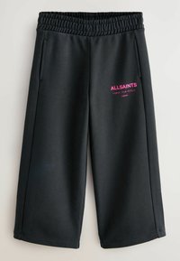 Čierne široké tepláky so širokým elastickým pásom, s prednými vreckami a ružovým logom "ALLSAINTS" na ľavom stehne. Hladký povrch.