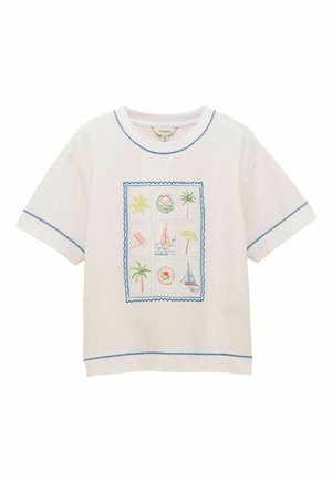 Weißes kurzärmeliges T-Shirt mit blauem Besatz und einem zentralen Motiv mit neun sommerlichen Symbolen, darunter Sonne, Palmen, Segelboote, Sonnenschirm und Stuhl.