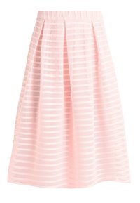 Falda línea A de color rosa claro con rayas horizontales de malla y pinzas frontales, de largo midi y cinturilla ajustada.