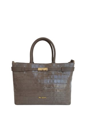 Borsa in pelle marrone con texture effetto coccodrillo, con chiusura dorata e logo Pierre Cardin, con due manici su sfondo bianco.
