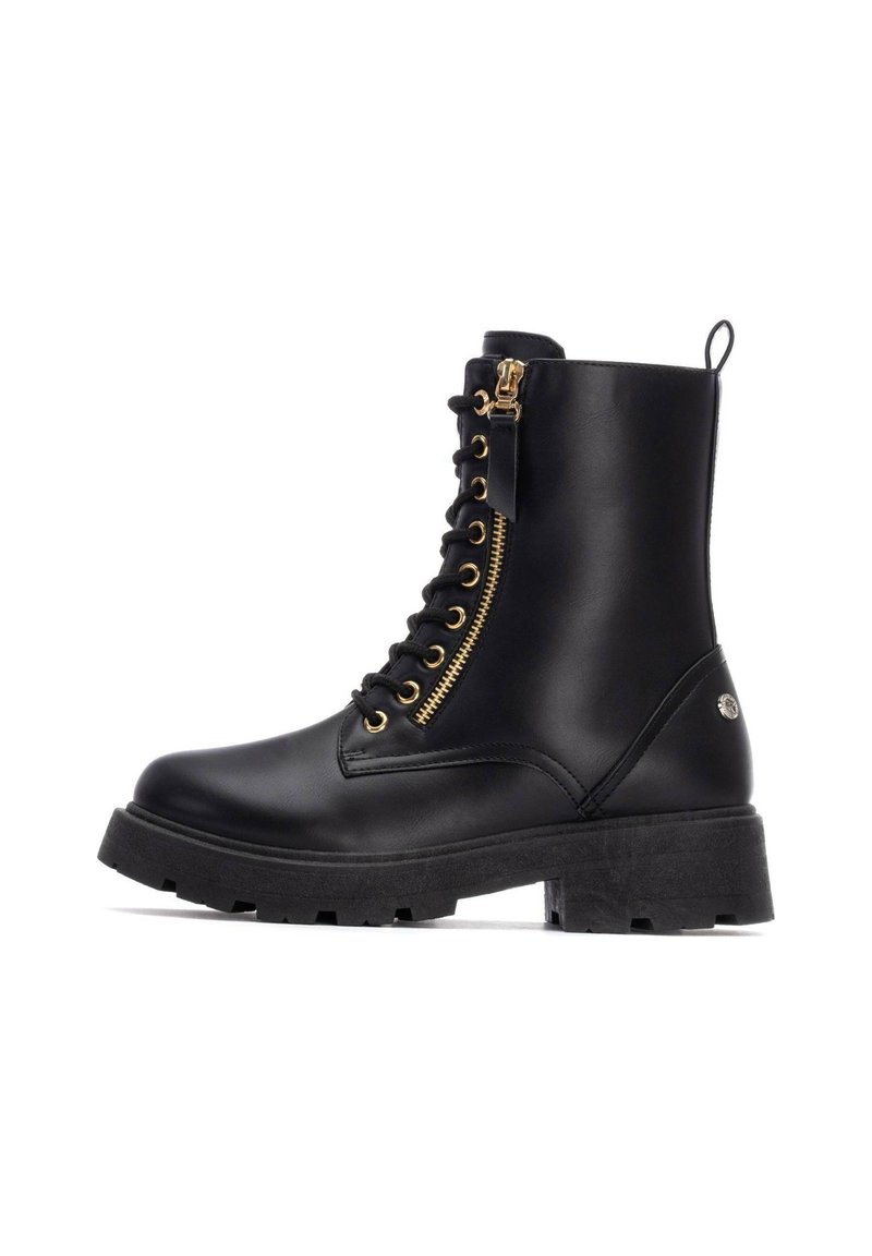 Botas negras de cuero hasta el tobillo con diseño de cordones, detalle de cremallera dorada, suela negra gruesa y una pestaña trasera para facilitar el calzado.
