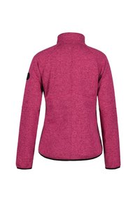 Fleecetröja i en livlig magenta färg, med hög krage, raglanärmar och svarta detaljer längs ärmsluten och nedre kanten.