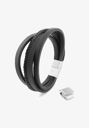 Brățară din piele neagră cu două curele netede și una împletită, având un închizător din metal argintiu. Include și o piesă metalică suplimentară compactă.